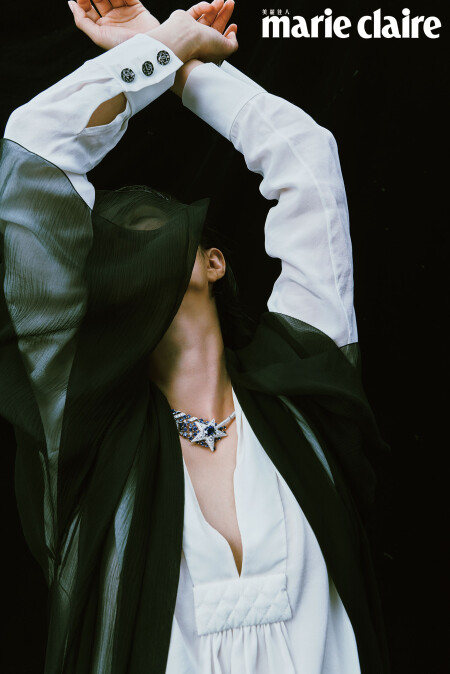 1932 頂級珠寶系列 Com&egrave;te Saphir 項鍊及 Com&egrave;te Opale 戒指、米色真絲縐紗開領襯衫 黑色真絲府綢罩衫，all by CHANEL。