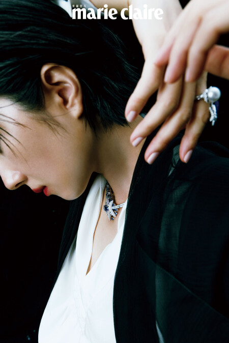 1932 頂級珠寶系列 Com&egrave;te Saphir 項鍊及 Com&egrave;te Opale 戒指、米色真絲縐紗開領襯衫 黑色真絲府綢罩衫，all by CHANEL。