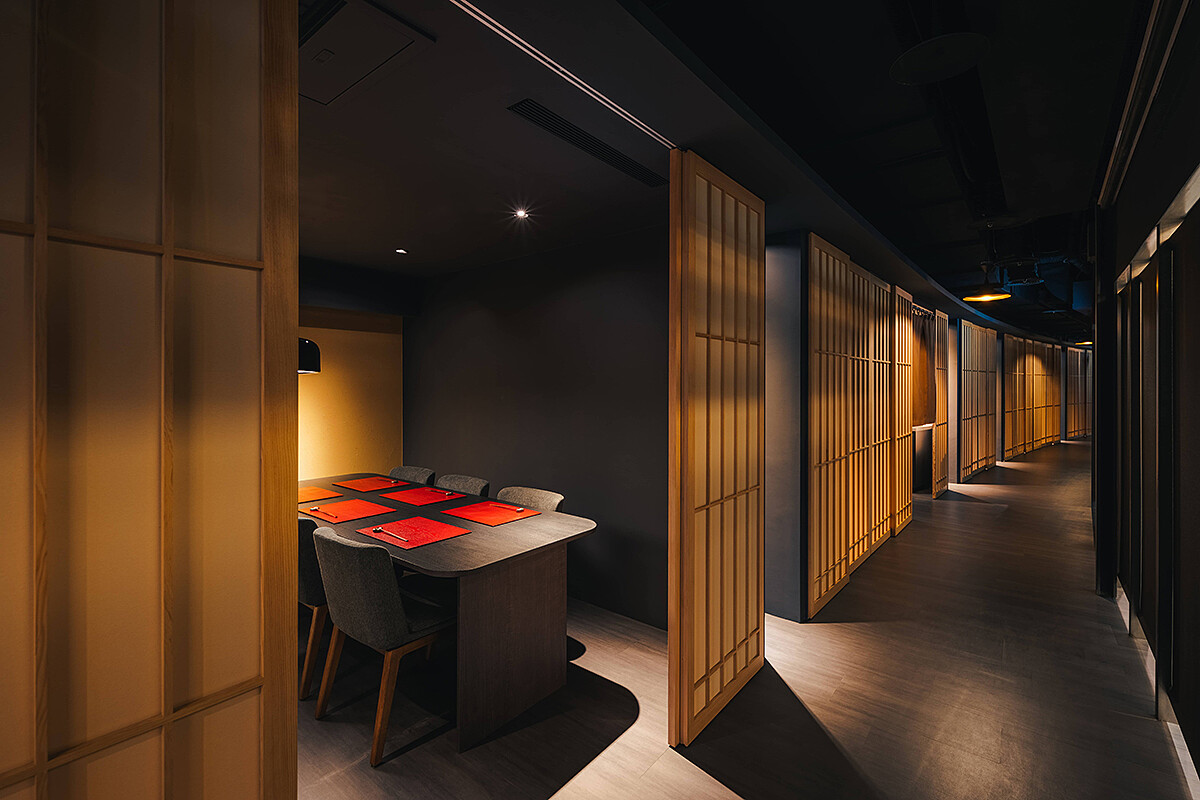 宛如京都一條街的空間質感，提供包廂服務，滿足商務聚會需求。