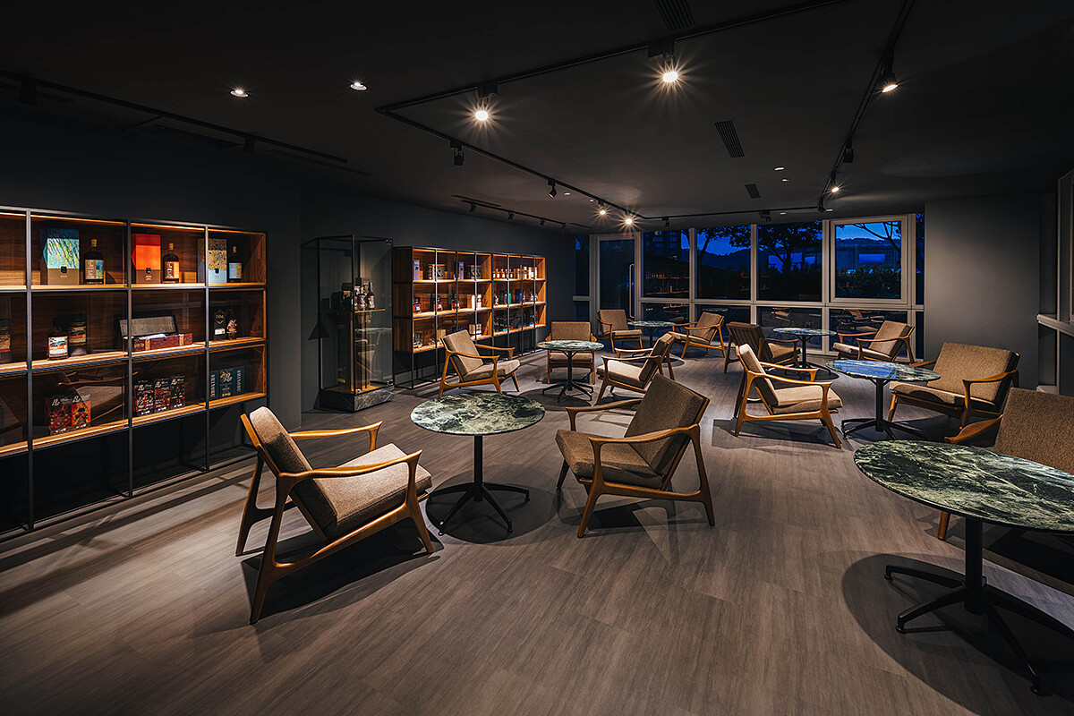 並附設酒吧空間。