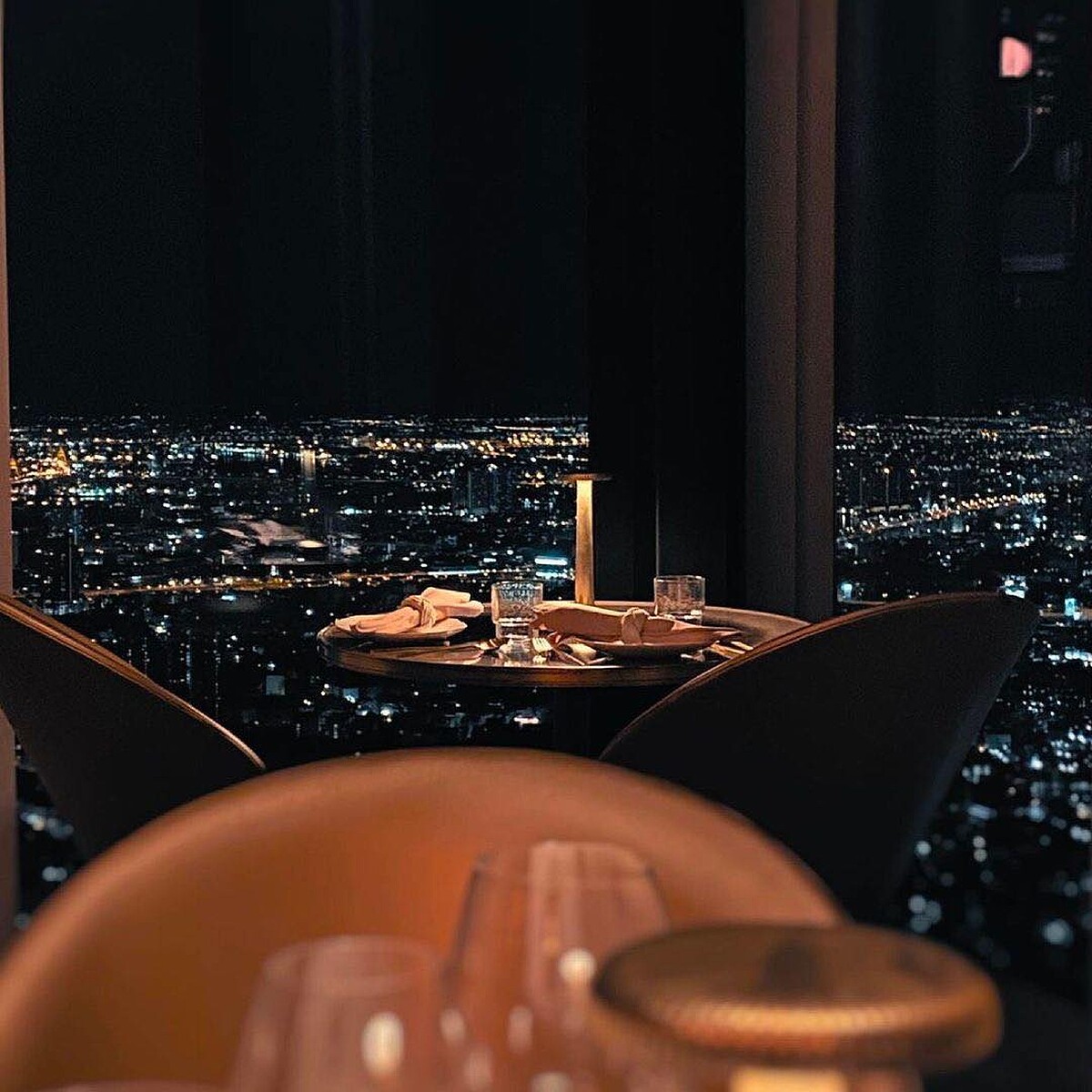 能俯瞰著曼谷活力洋溢的城市景觀一邊享用美食。