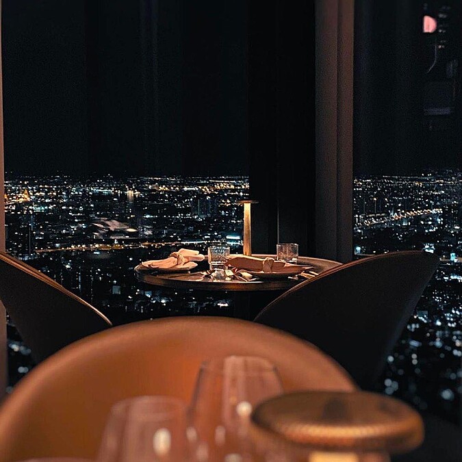 能俯瞰著曼谷活力洋溢的城市景觀一邊享用美食。