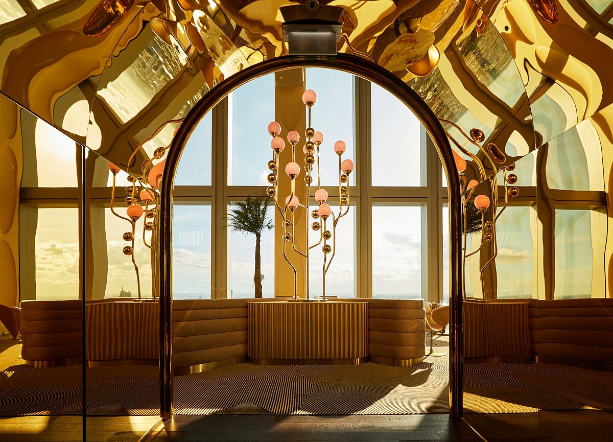 空間營造華麗奇幻的氛圍。