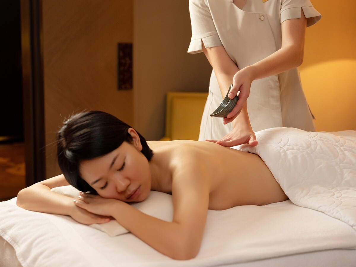 The Spa智能運動按摩可任選一款文華東方特調五行精油，由芳療師進行肌肉按摩。