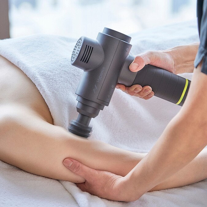 The Spa智能運動按摩由芳療師以筋膜按摩槍加強，透過深層按摩全面紓緩緊繃肌肉。