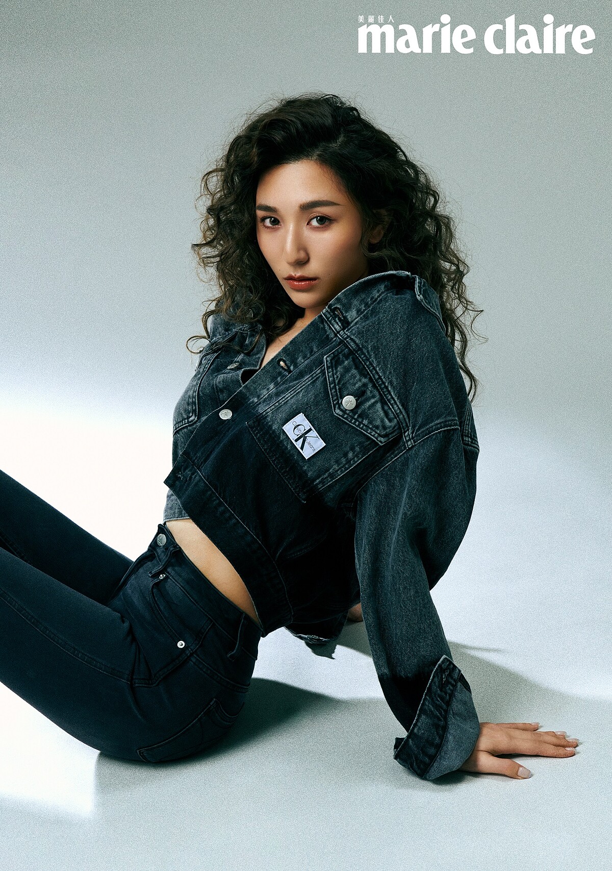 灰黑色牛仔外套、煙管褲，both by Calvin Klein Jeans。