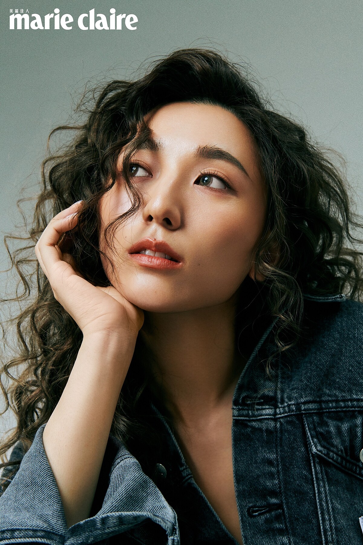 灰黑色牛仔外套，Calvin Klein Jeans。