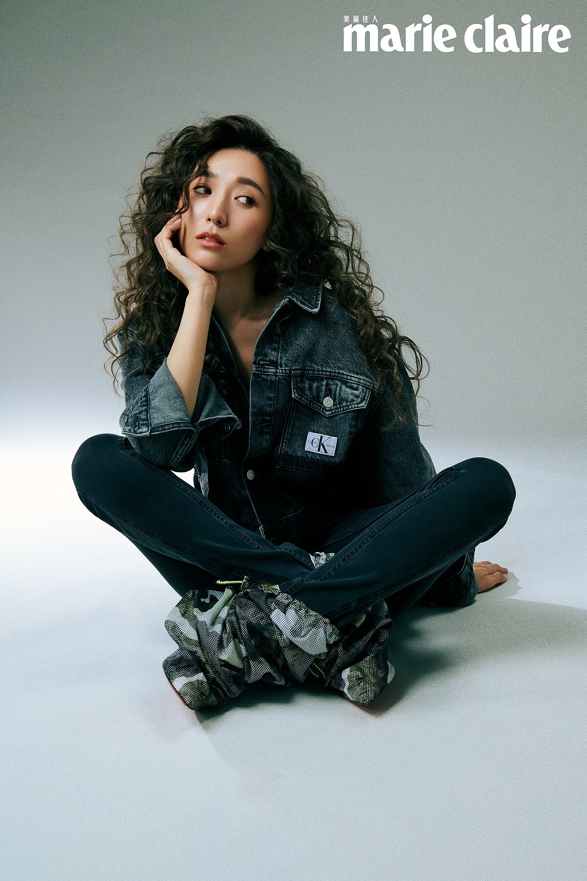 灰黑色牛仔外套、煙管褲，both by Calvin Klein Jeans；迷彩印花尼龍高跟尖頭靴，Christian Louboutin。