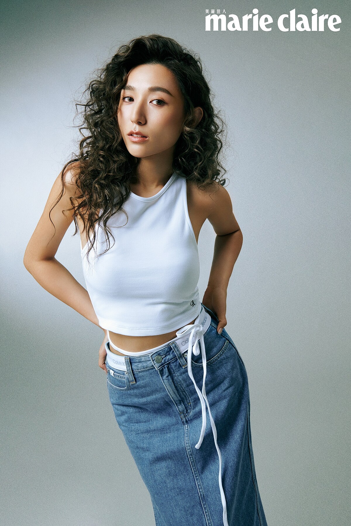 腰間繫帶設計短版背心、長裙，both by Calvin Klein Jeans。