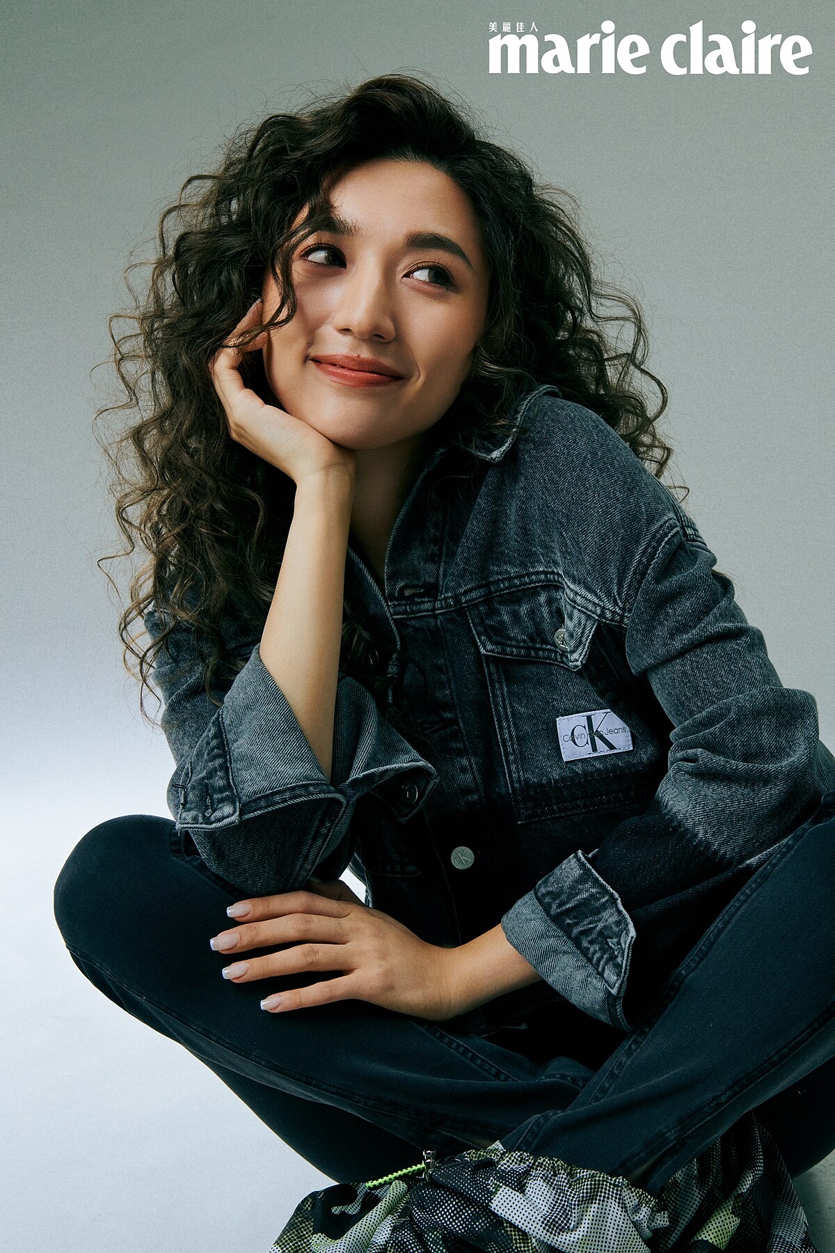 灰黑色牛仔外套、煙管褲，both by Calvin Klein Jeans；迷彩印花尼龍高跟尖頭靴，Christian Louboutin。