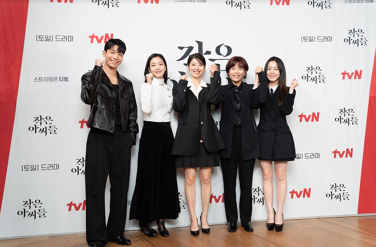 導演金熙元(右二)與演員出席記者會