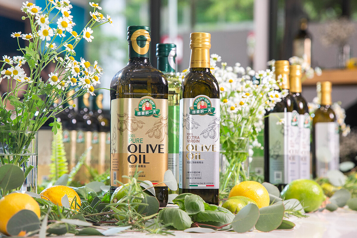 得意的一天「頂級初榨橄欖油」、「純橄欖油」，由義大利原裝進口，完整封存78%不飽和脂肪、橄欖多酚，新鮮橄欖香氣讓料理更富魅力！