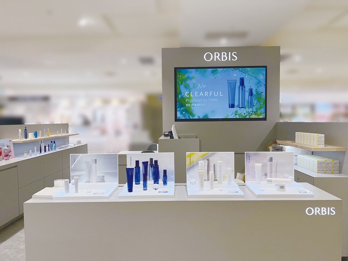 中壢SOGO百貨ORBIS專櫃，是ORBIS全台第一家進駐百貨的專櫃。沉穩的品牌灰色調，讓人感到商品帶來的安心感與沉穩質感氛圍。