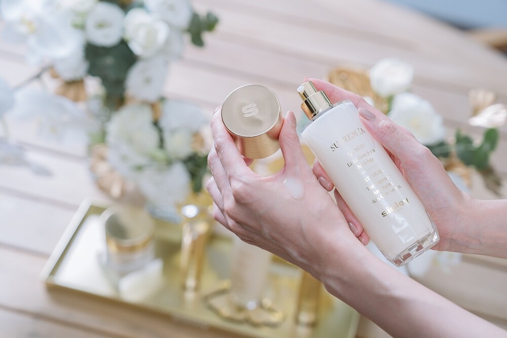 Sisley極致夜間奇蹟修護前導水精華質地。