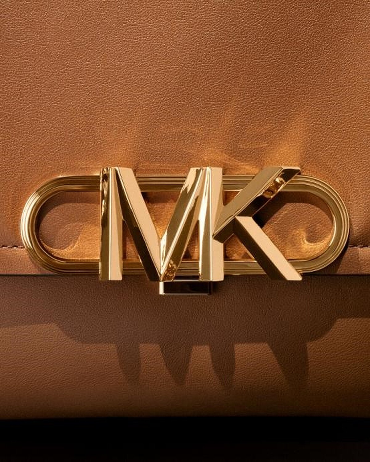 以紐約帝國大廈Art Deco幾何構圖及對稱簡潔為靈感的Empire Logo，賦予Michael Kors 2022秋冬系列的皮件手袋與鞋履配飾，呈現出俐落精緻的新奢華樣貌。