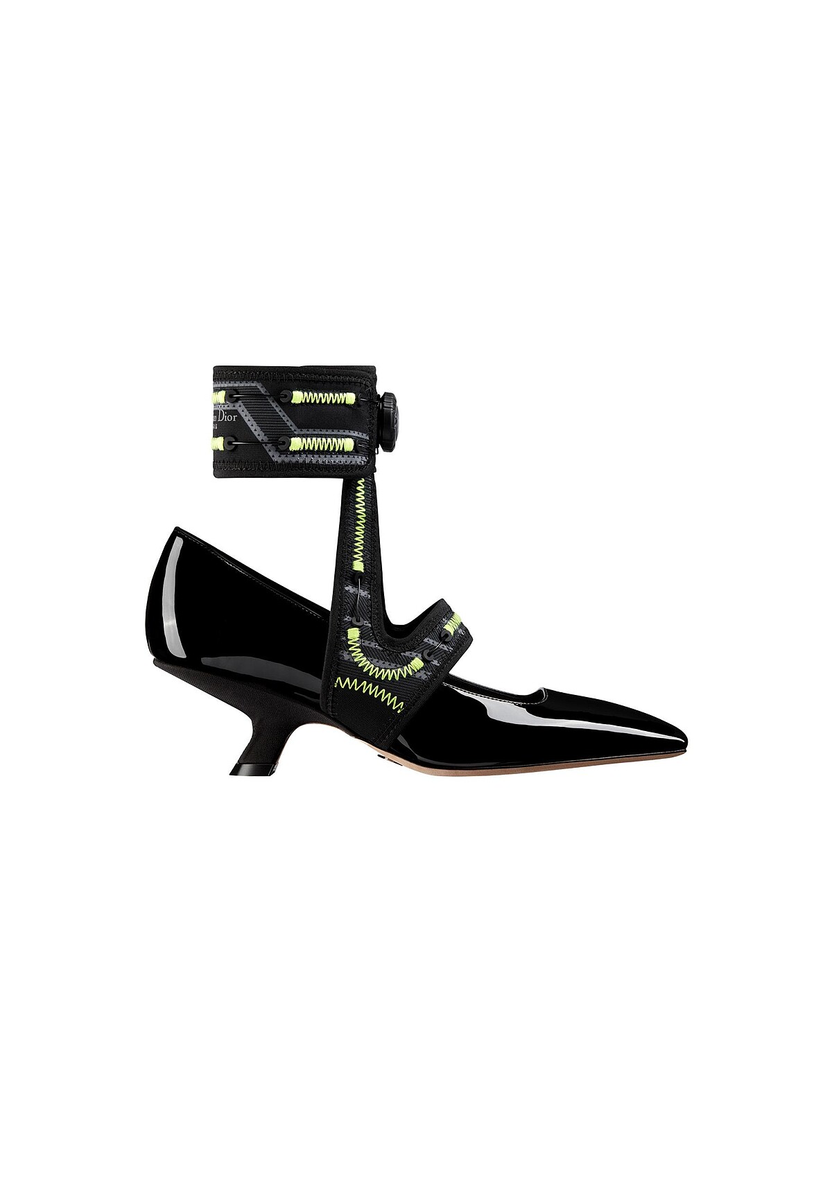 Dior 62-22 黑色漆面小牛皮與科技腳踝護套低跟鞋，NT43,000。