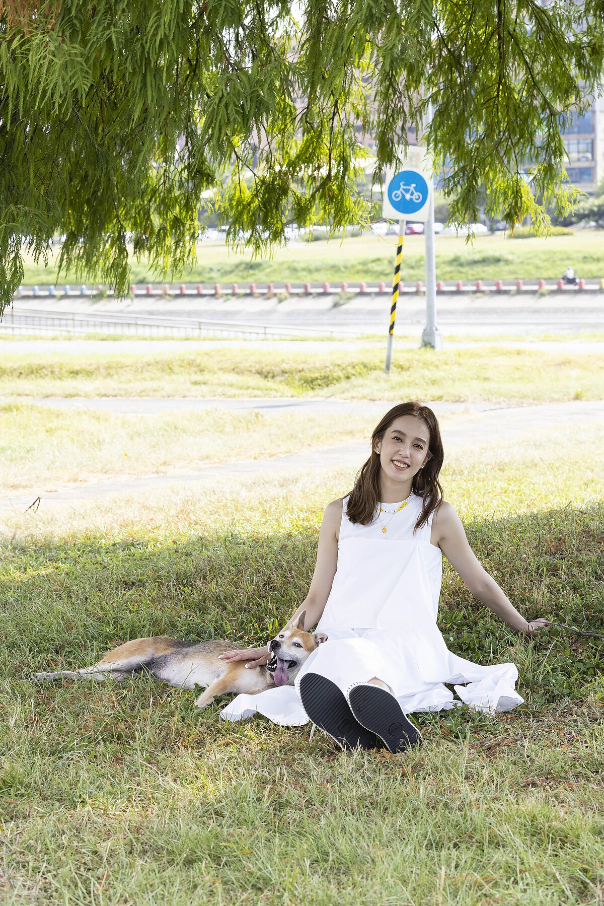 陳庭妮帶著狗女兒雀兒喜一起入鏡，剛好拍攝當天〈風和日麗〉