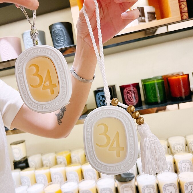 Diptyque聖日爾曼大道34號室內香氛蠟，右為2022限量版。