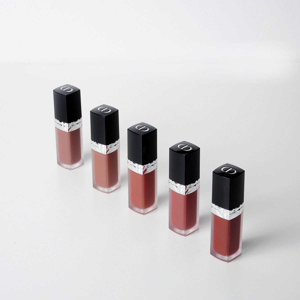 《迪奧超完美持久唇露》#300可可茶棕、#637烏木奶棕、#720豆沙紅棕、#840楓葉磚紅、#861梅子漿果