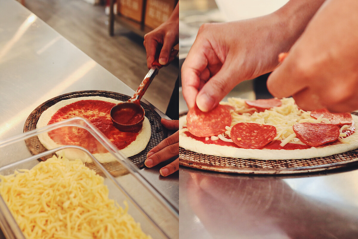 基底醬汁有濃郁的番茄香氣，推薦經典美式臘腸披薩最能品嚐到醬汁的美味。