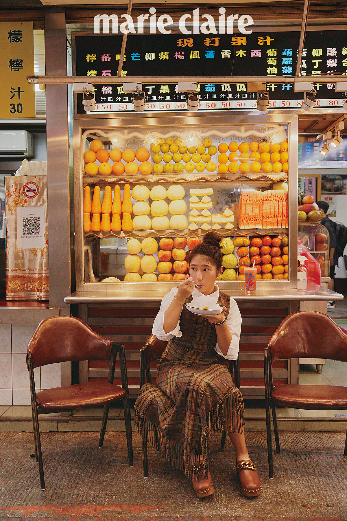 襯衫，H&M；毛呢洋裝，Polo Ralph Lauren；穆勒鞋，MICHAEL Michael Kors；耳環首飾，私人物品。