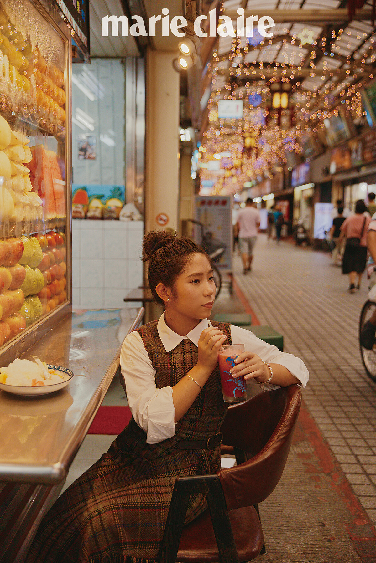 襯衫，H&M；毛呢洋裝，Polo Ralph Lauren；穆勒鞋，MICHAEL Michael Kors；耳環首飾，私人物品。