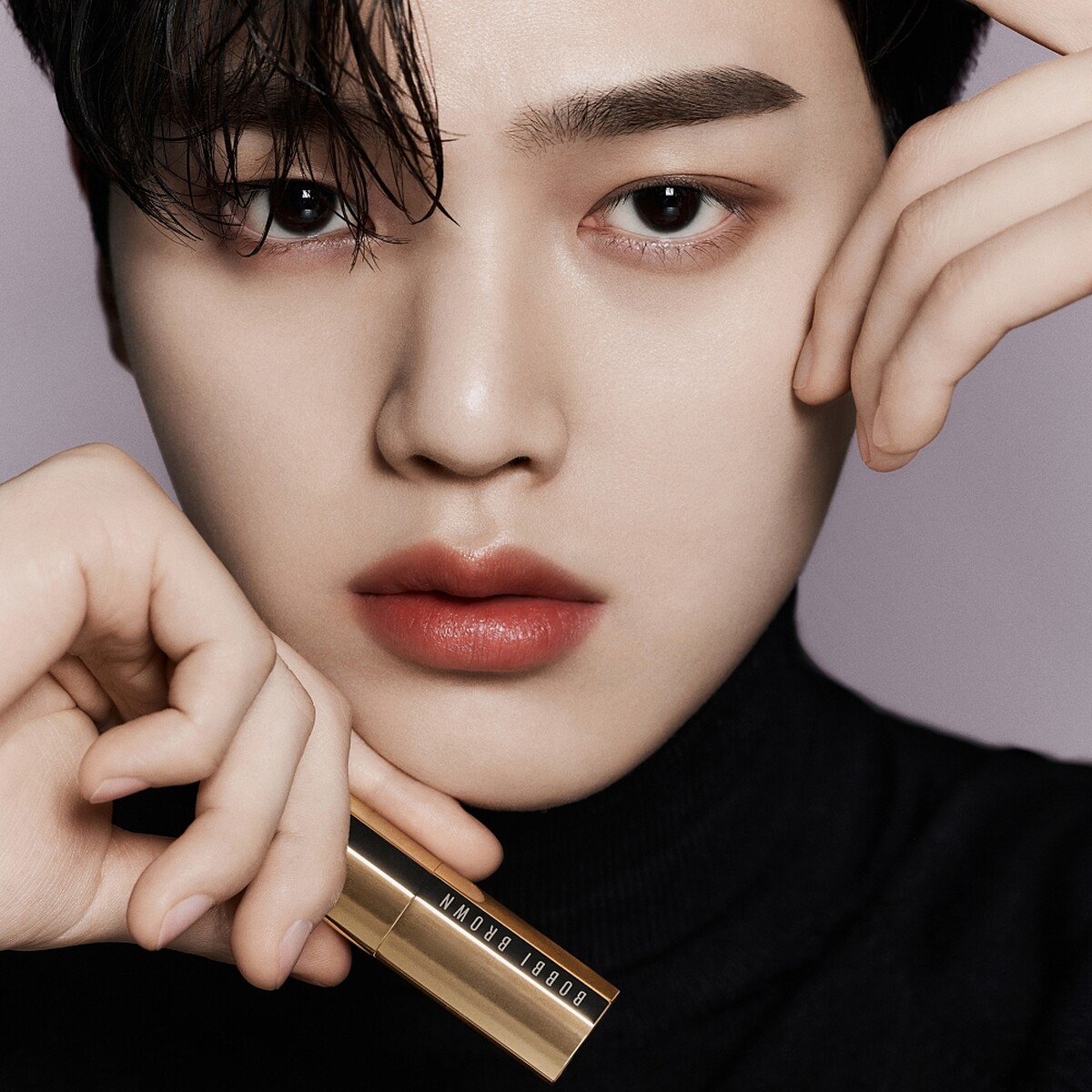 宋江示範Bobbi Brown金緻緞光唇膏Afternoon Tea。