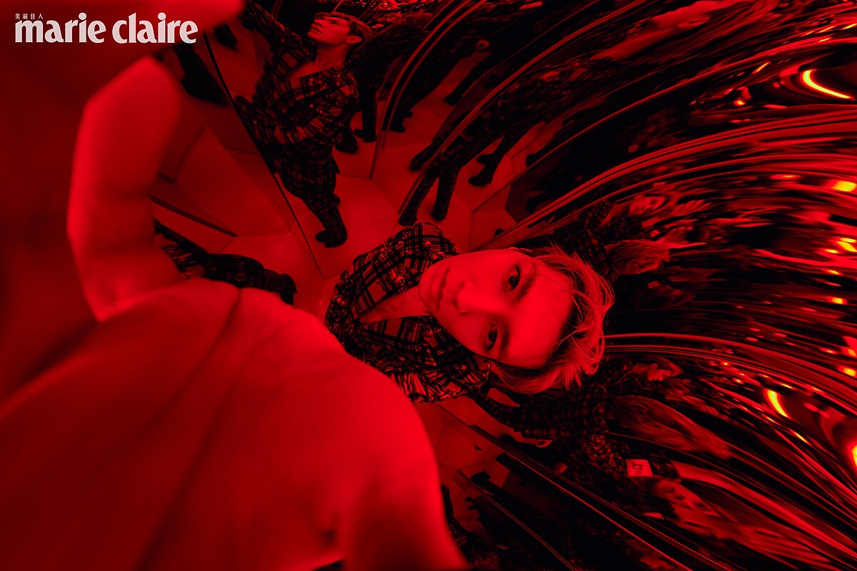 印花格紋西裝外套、印花格紋西裝褲、黑色皮革短靴，all by Tommy Hilfiger。