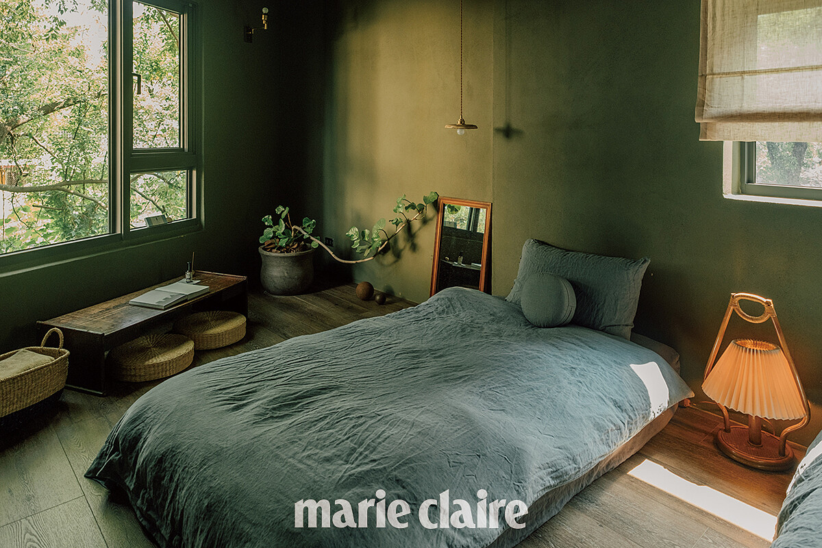 二樓客房「Moss」，為客房空間最小的房型，以苔綠色的泥土漆牆面塗飾，靈感則來自於芝羚的瀨戶內海之旅，那是一段走進森林尋找藝術展的回憶；每個房間也搭配不同的音樂，二樓則為 Ốlafur Arnalds《Island Songs》專輯。