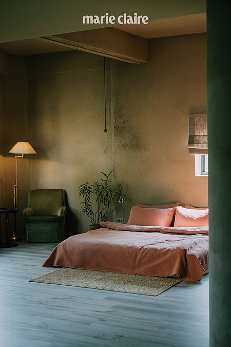 三樓為空間最大的客房「Linen」，以喜歡的比利時建築師跟收藏家 Axel Vervoordt 為靈感，也是 aged 對家最美好的想像。