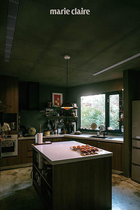 廚房為多角形空間，並將原本開窗加大範圍，讓廚房光線充足增添明亮。