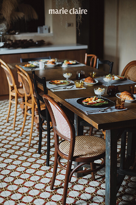 aged 提供早餐，可在餐廳空間一起享用；餐廳保留下台式風格的地磚，與同色系的大型餐桌形成和諧的搭配。在未影響結構下，加開了兩扇拱形窗，讓原本昏暗的餐廳變得明亮許多，而間隔於廚房的牆面，則加開了一座出菜口，讓空間與空間之間多了視覺穿透。並曾在此舉辦釀造梅酒的課程活動，也是到訪之人最驚艷的空間之一。
