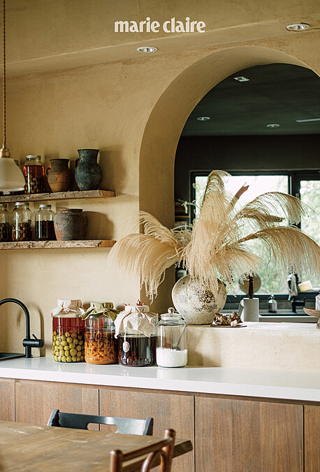 廚房的牆面加開出菜口。