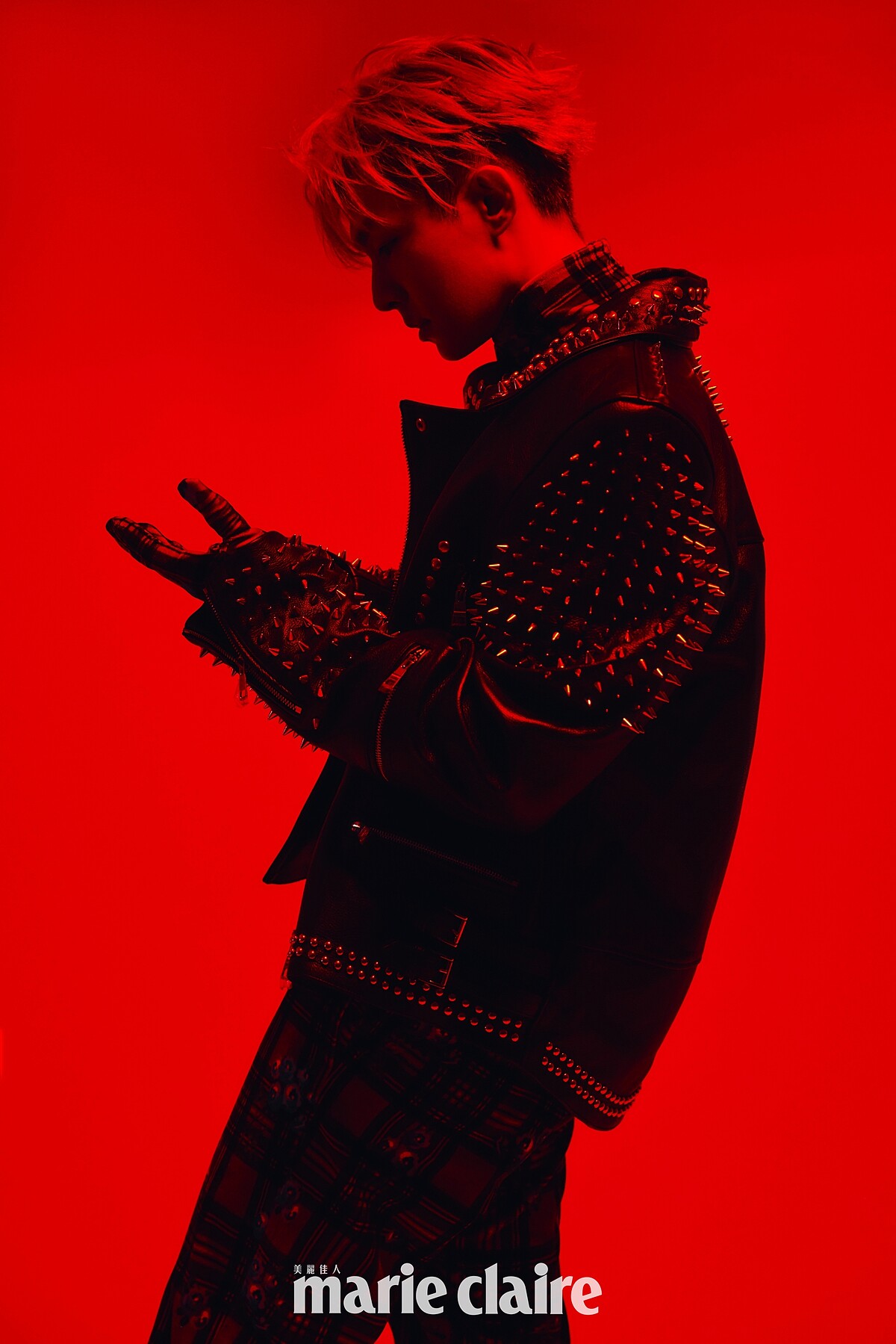 印花格紋手套上衣、印花格紋西裝褲、黑色鉚釘皮衣外套，all by Tommy Hilfiger。