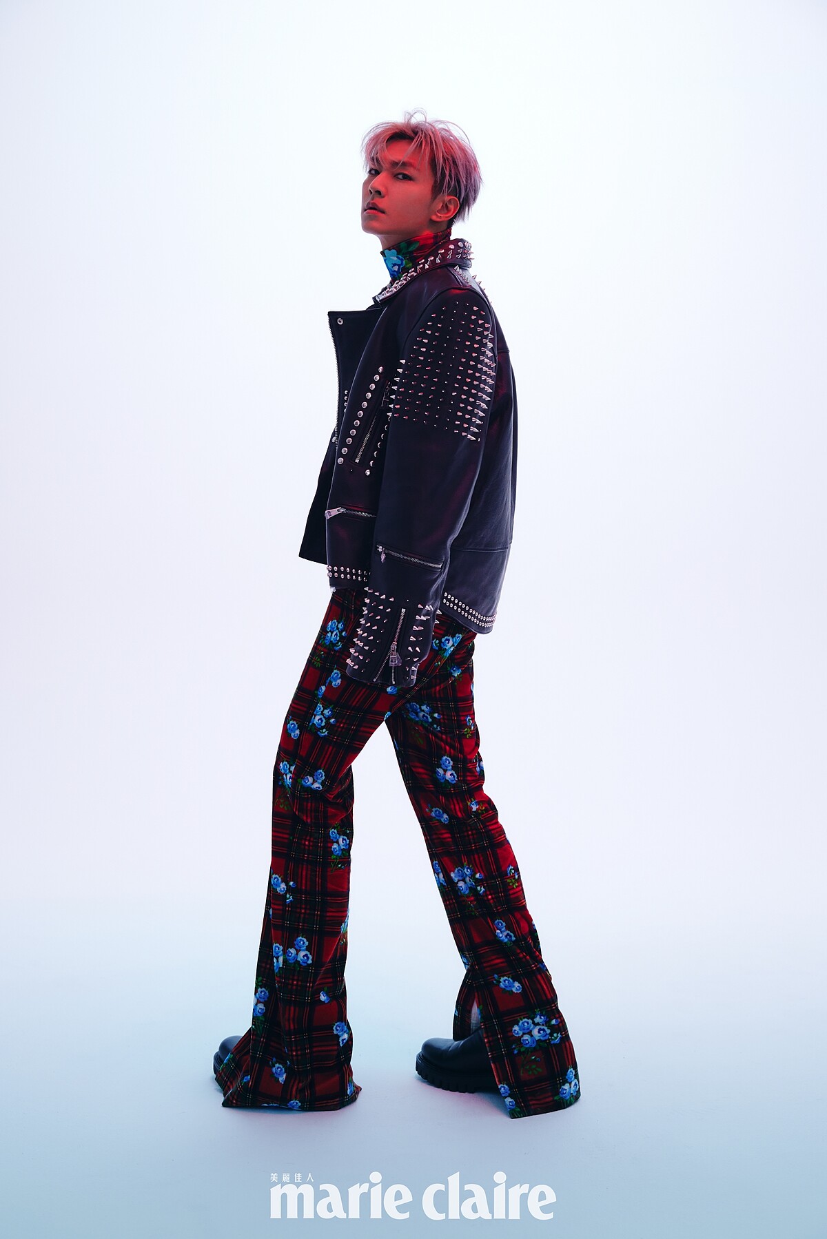 印花格紋手套上衣、印花格紋西裝褲、黑色鉚釘皮衣外套、黑色短靴，all by Tommy Hilfiger。