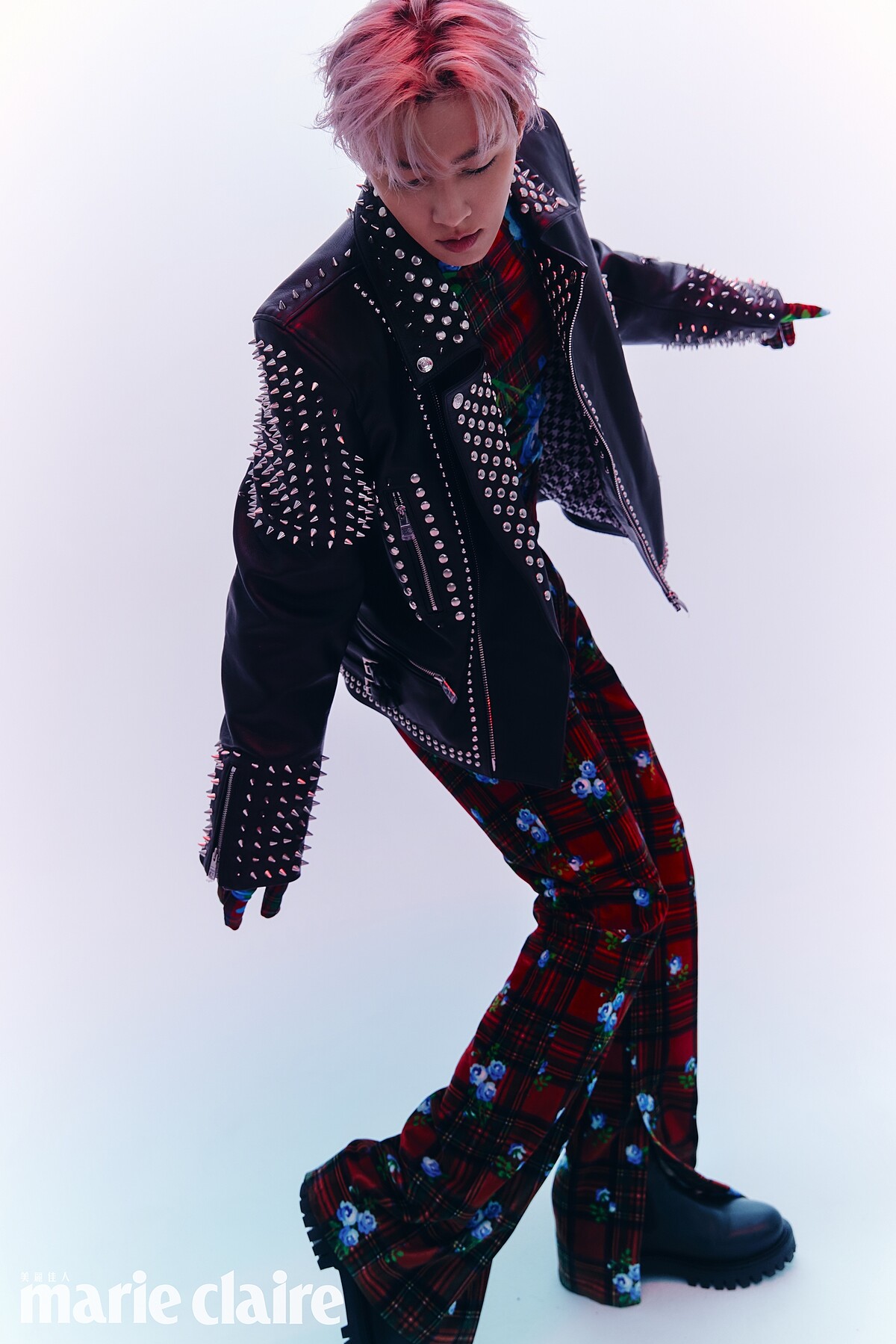 印花格紋手套上衣、印花格紋西裝褲、黑色鉚釘皮衣外套、黑色短靴，all by Tommy Hilfiger。