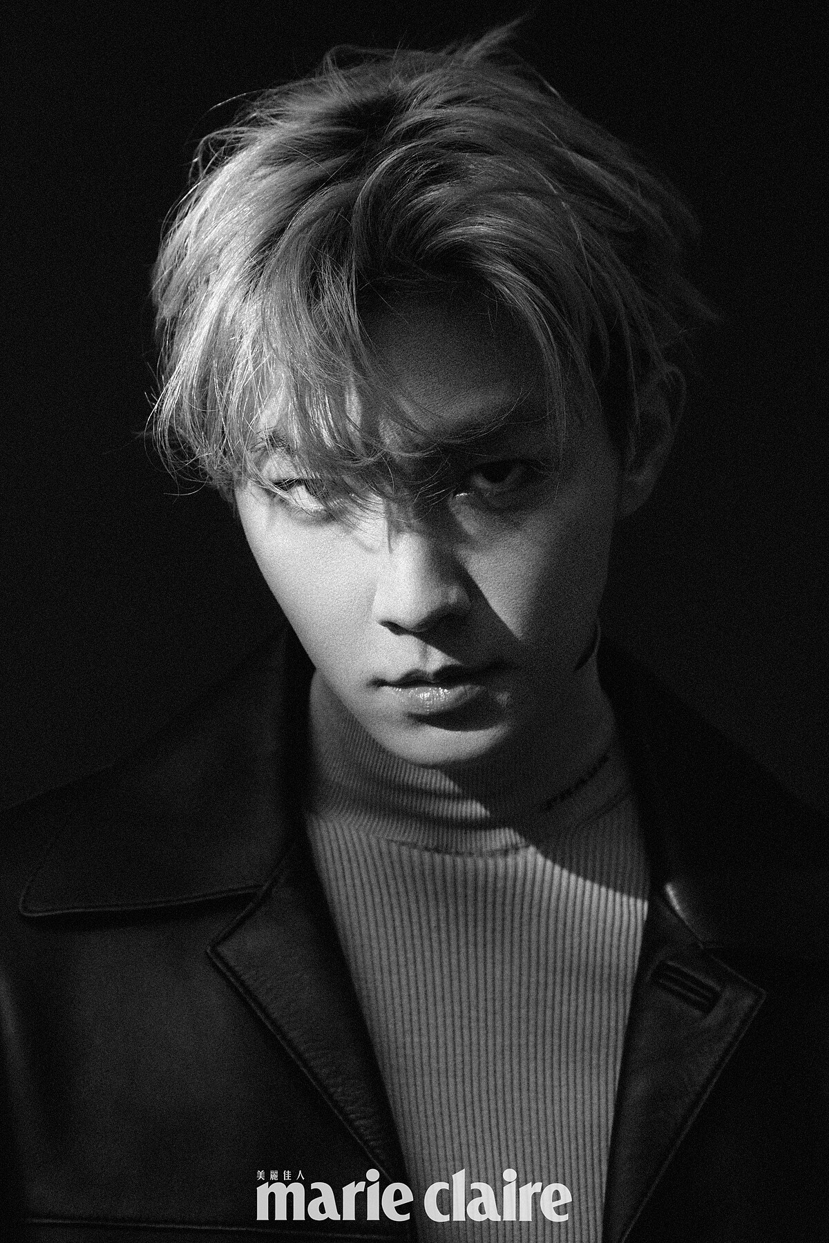 藍色針織高領毛衣，Prada；黑色皮革外套，Sandro。