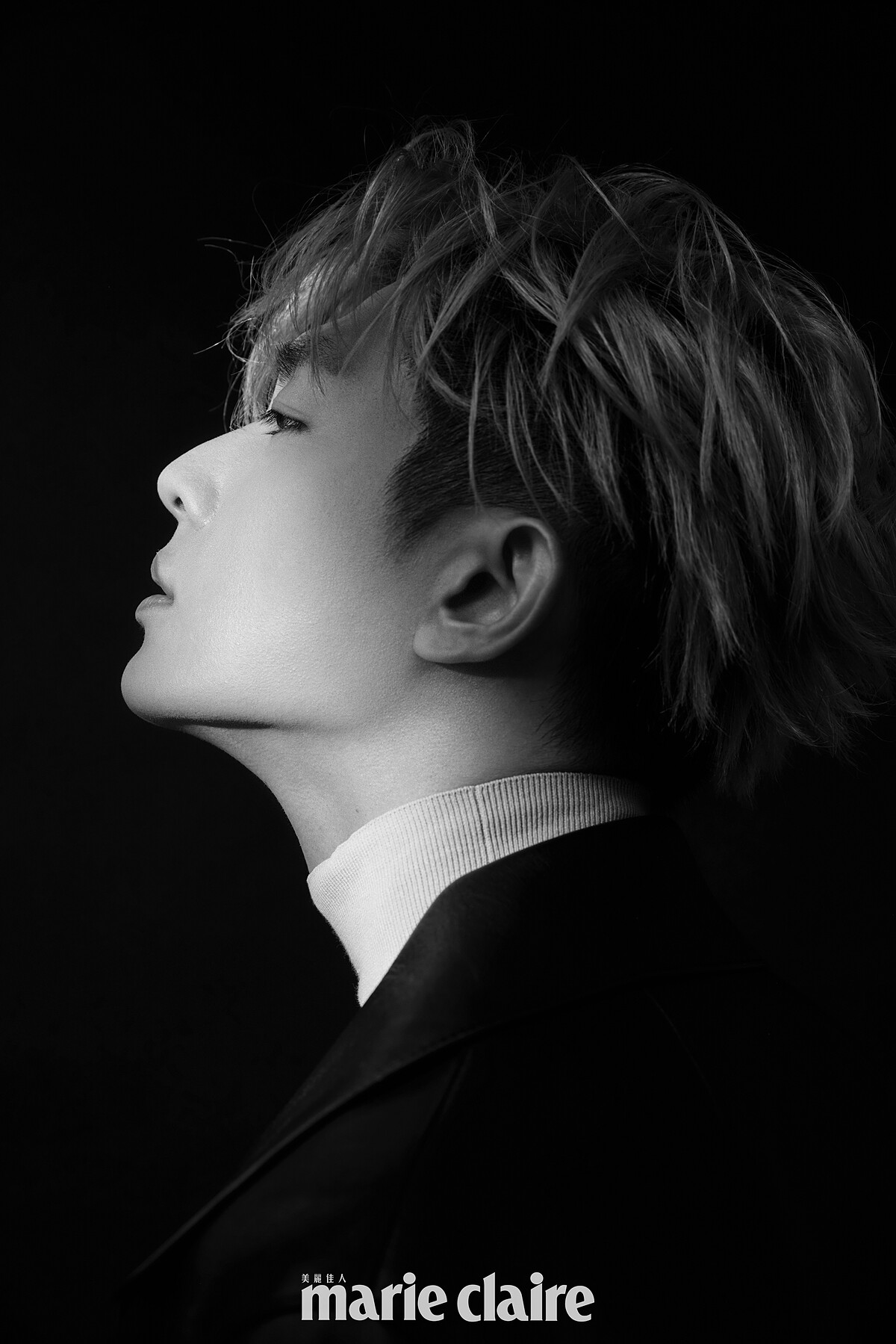 藍色針織高領毛衣，Prada；黑色皮革外套，Sandro。