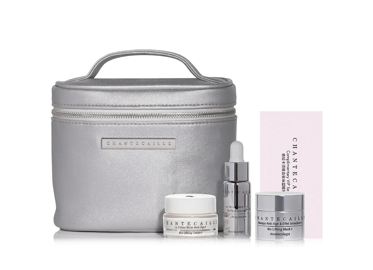 ⟪抗老鑽石小奢華組⟫ 鑽石級乳霜 升級版 15ml，鑽石級面膜 升級版 15ml，鑽石級精華液 升級版 15ml，鑽石方形化妝包，極緻金鑽臉部護理服務乙次 (3個月內使用完畢)。