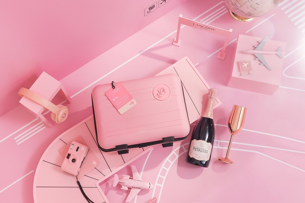 蘭蔻2022週年慶首一日限定寶寶粉迷你登機箱情境。