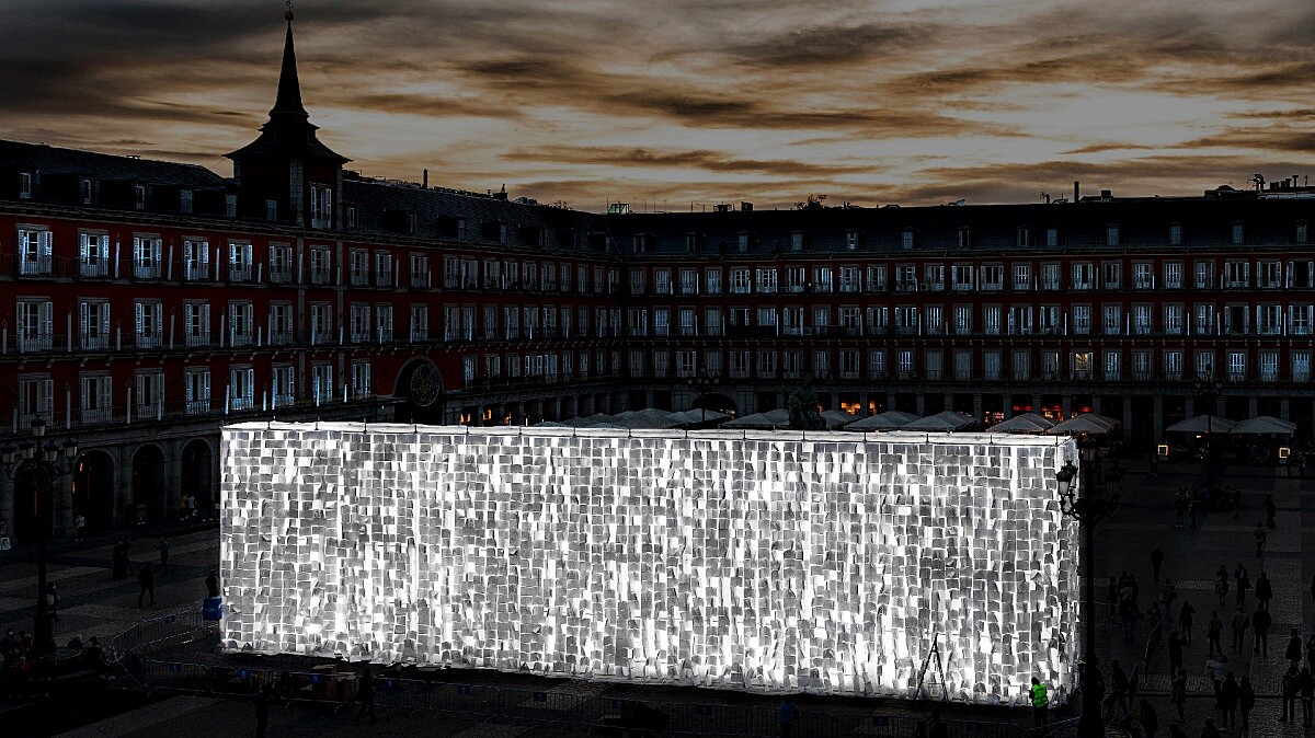 西班牙藝術團體「Luzinterruptus」作品《空白扉頁》