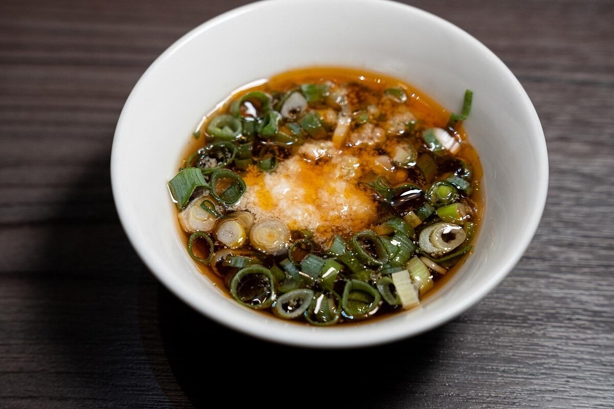 醬料也提供最簡單的四種，醬油、蔥花、辣椒碎和蒜泥。