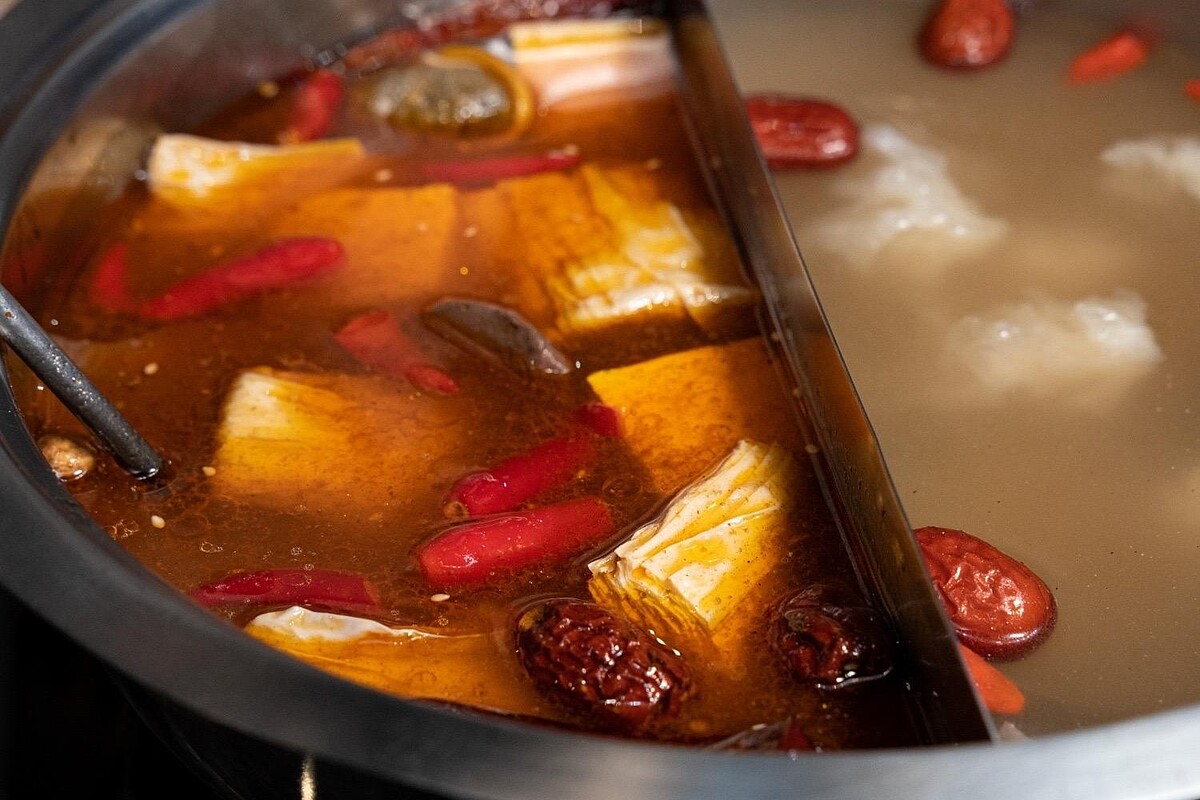 麻辣鍋清香不油膩，能夠直接喝湯入口。