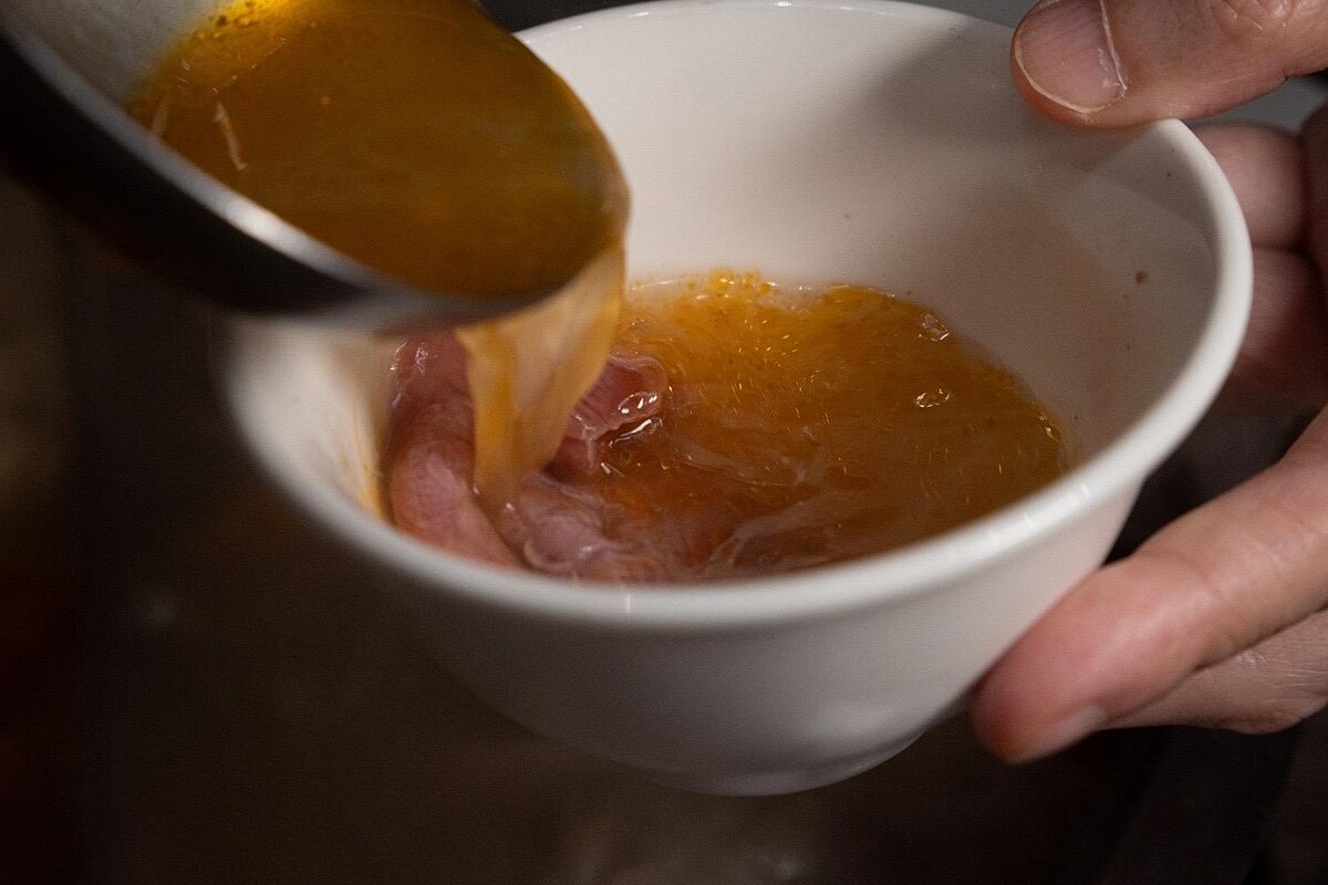 溫體牛可使用熱湯澆淋方式食用，可嚐到牛肉鮮嫩的口感。