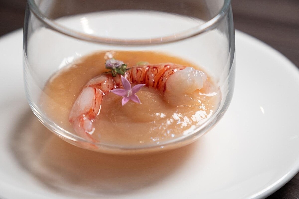 前菜生胭脂蝦佐蜜桃泥。