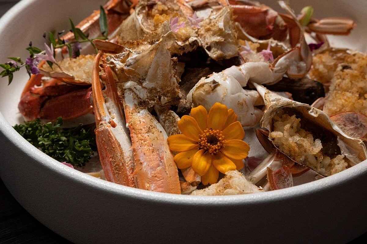 威士忌香料烤蟹，品一口威士忌，蟹殼裡的蟹膏伴著米飯和香料一起烤製,，蟹殼烤的香酥脆口可直接咬食。