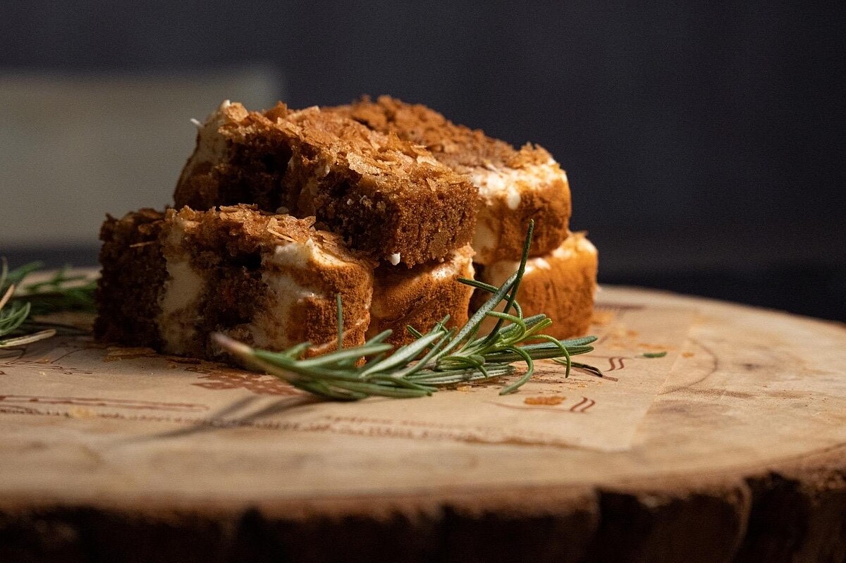  甜點之一：酸奶肉桂紅蘿蔔蛋糕。