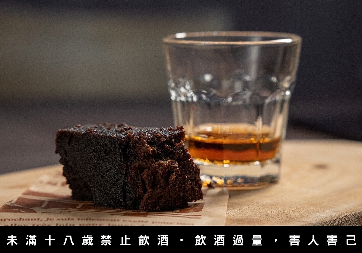 甜點提供布朗尼搭配威士忌一同食用。