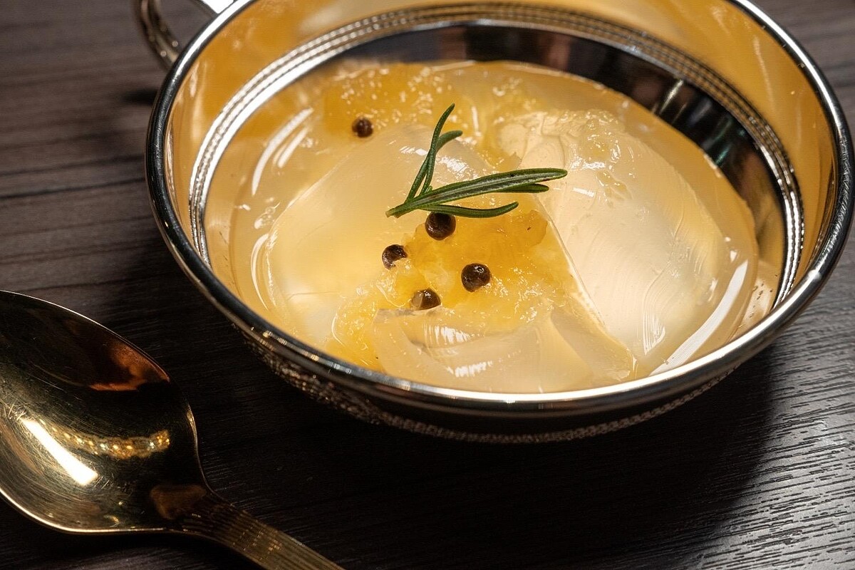 自製鳳梨馬告膠原蛋白果凍，使用純魚鱗片四小時熬製，相當費工費時。