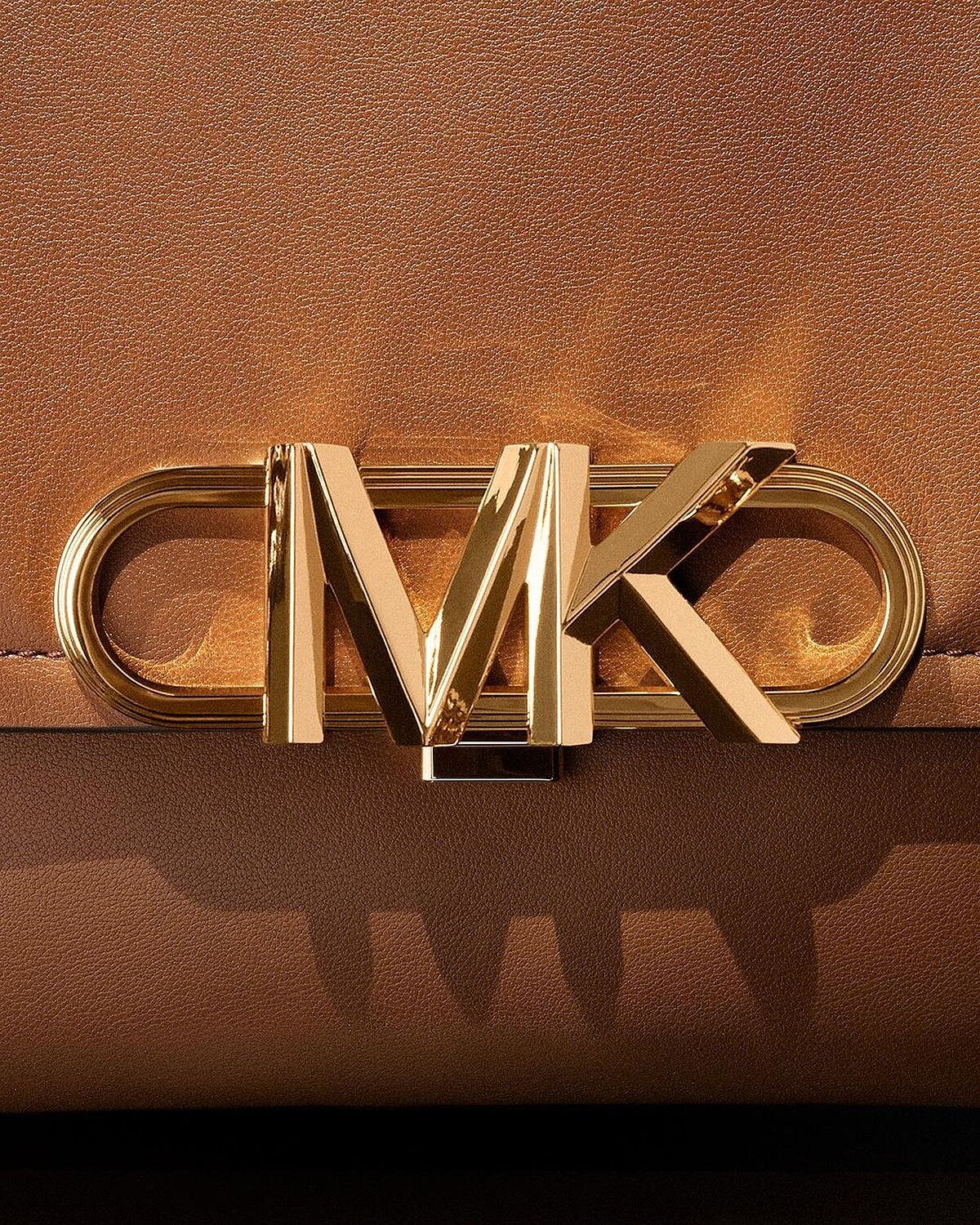 以裝飾藝術風格演繹而生的的MK Empire logo，MK外圍橢圓一圈一圈的溝槽設計，賦予其更細膩的華麗視覺效果。